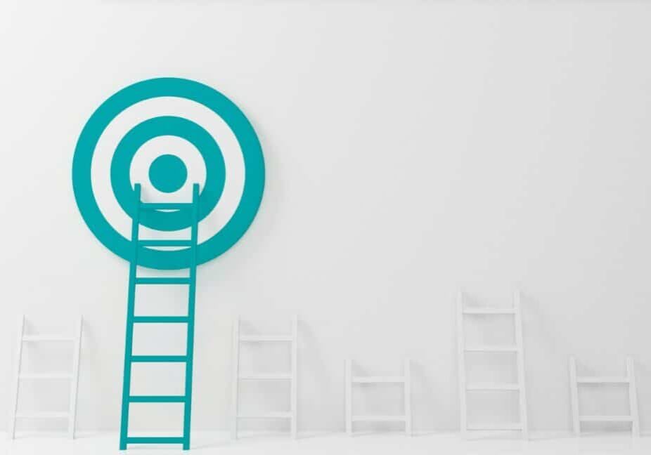 witte ladders en een blauwe ladder die naar een blauw doel leidt