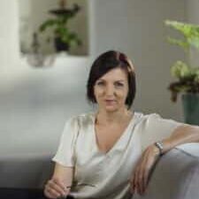 Annick Scholliers die zit in de sofa